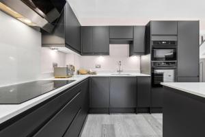 Modern 3BR Home in 24 Breeden Dr Near M6, NEC & Airport Hot Tub, Netflix, Free Parking