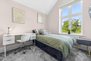 Modern 3BR Home in 24 Breeden Dr Near M6, NEC & Airport Hot Tub, Netflix, Free Parking