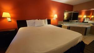 1 Suite King Bed Non-Smoking Jacuzzi Tub room in Fairway Inn La Porte