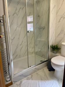 Retro Waves Retreat – A Stylish and Vibrant Getaway in Central Brighton