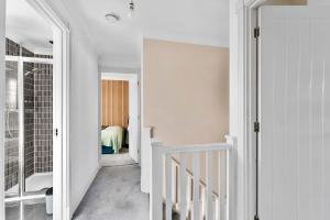 Stylish 4 bed in Bracknell with Games Room