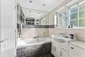 Stylish 4 bed in Bracknell with Games Room