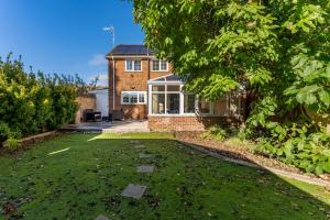 Stylish 4 bed in Bracknell with Games Room