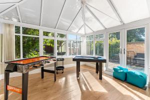 Stylish 4 bed in Bracknell with Games Room