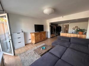 Seenahe Wohnung mit Gemeinschaftsgarten und -pool