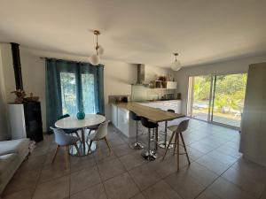 Villas Le Havre de paix en garrigue 4 Chambres 3 SDB Piscine : Villa 1 Chambre