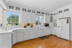 Spacious Lakefront home with a private pier located on the tranquil Lake Waccamaw Lake Escape