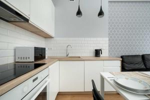 Stylish One Bedroom Apartment Perfectly Located by Noclegi Renters