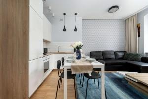 Stylish One Bedroom Apartment Perfectly Located by Noclegi Renters