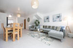 Stylish 3 or 4 Bed House and Parking
