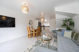 Stylish 3 or 4 Bed House and Parking