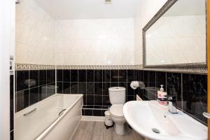 Stylish 3 or 4 Bed House and Parking