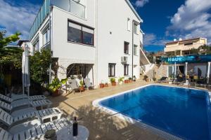 Apartment Koralj 2 with a heated Pool