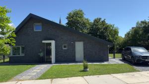 VILLA ARYVE in See-, Strand- und Golfplatznähe inklusive NETFLIX, Bad en Suite und Wohlfühlgarantie