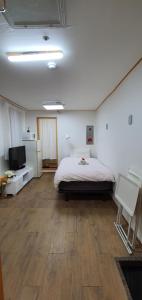 Best Location in Seoul 1 - 1min to Bangbae station, 1min to Airport Bus, Private room with kitchen