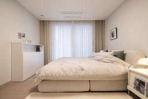 Stylish Modern Condo, 3 Bedrooms, 2 Bathrooms, 4 Air Conditioners, 65-inch TV, Laundry Machine & Dryer