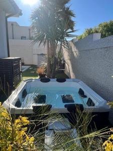 Villa contemporaine avec piscine chauffée proche des plages