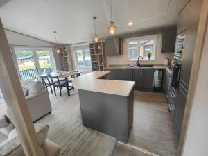 Lokis Retreat Lodge with Hot Tub