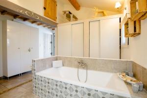 Sejours chez l'habitant Suite parentale proche d- Uzes avec petit dejeuner : photos des chambres