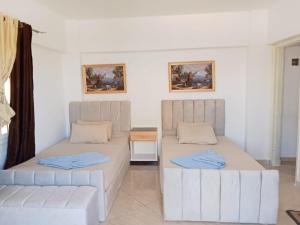 1CH1 studio 2beds ground floor sea view 114 green beach