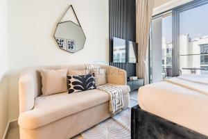 Furnished Studio Near Meydan Racecourse, Minutes to Downtown Dubai, Azizi Riviera 47, Al Merkadh by Deluxe Holiday Homes
