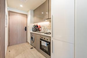 Furnished Studio Near Meydan Racecourse, Minutes to Downtown Dubai, Azizi Riviera 47, Al Merkadh by Deluxe Holiday Homes