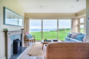 Headlands- Stylish Oceanfront Property on Harlyn Bay