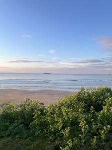 Headlands- Stylish Oceanfront Property on Harlyn Bay