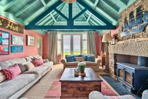 Headlands- Stylish Oceanfront Property on Harlyn Bay