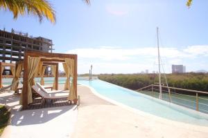 Stunning Marina Condo with Pool Gym and Restaurant