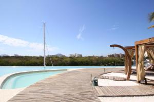 Stunning Marina Condo with Pool Gym and Restaurant