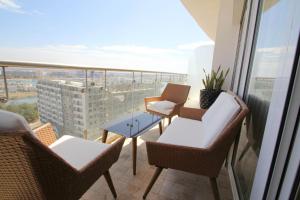 Stunning Marina Condo with Pool Gym and Restaurant