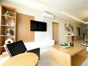 Stunning Marina Condo with Pool Gym and Restaurant