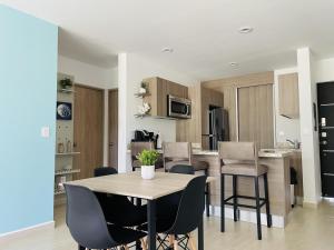 Tropical Condo - Close to Beach and Waterpark