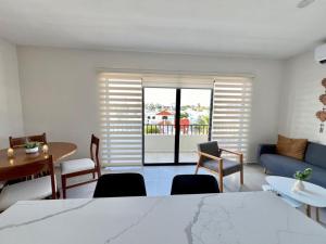 Las Hadas: City Condo with Pool