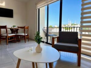 Las Hadas: City Condo with Pool