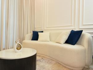 Chevalra Luxury TRI-ZEN Apartment in Central Colombo - Galle-Face & Lotus Tower View