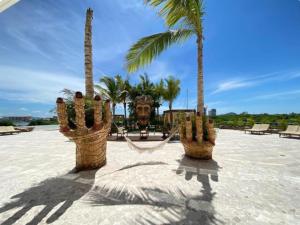 Spacious 3BR Marina Condo with Pool