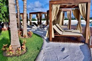 Spacious 3BR Marina Condo with Pool