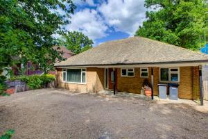 Comfy Bungalow Virginia Water Near Golf Club