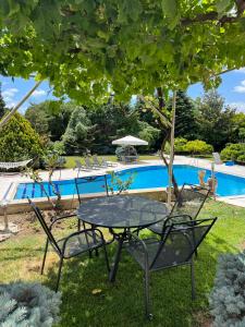 Silivri Gazitepede 3 katlı, havuzlu lüks villa