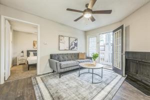 The Davis 412 I Spacious 1 Bed 1 Bath