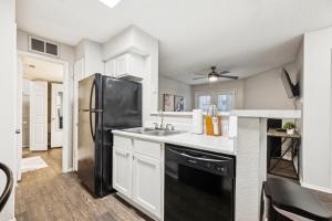 The Davis 412 I Spacious 1 Bed 1 Bath