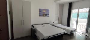 Karina, to the beach with terrace and private parking