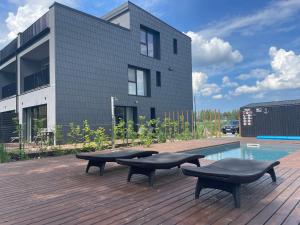 Apartamentai Monciškėse su šildomu baseinu ir terasa