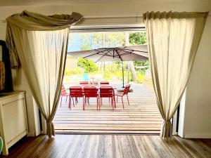 Villa Les Pins, terrasse, piscine et jardin clôt, vue forêt