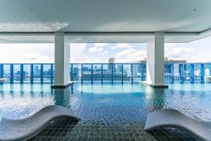 The Amber Room at 38th Park Avenue IT Park Cebu - Walk to Ayala and Cafes with fast WiFi