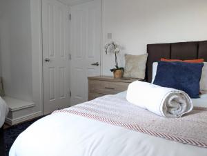 2BR-Dean Hse-Fully Equipped-Parking-WiFi-Short Long Stays