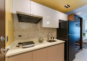 The Amber Room at 38th Park Avenue IT Park Cebu - Walk to Ayala and Cafes with fast WiFi