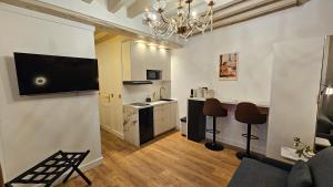 Paris Pantheon Arev Dans le quartier de Emily in Paris 75005